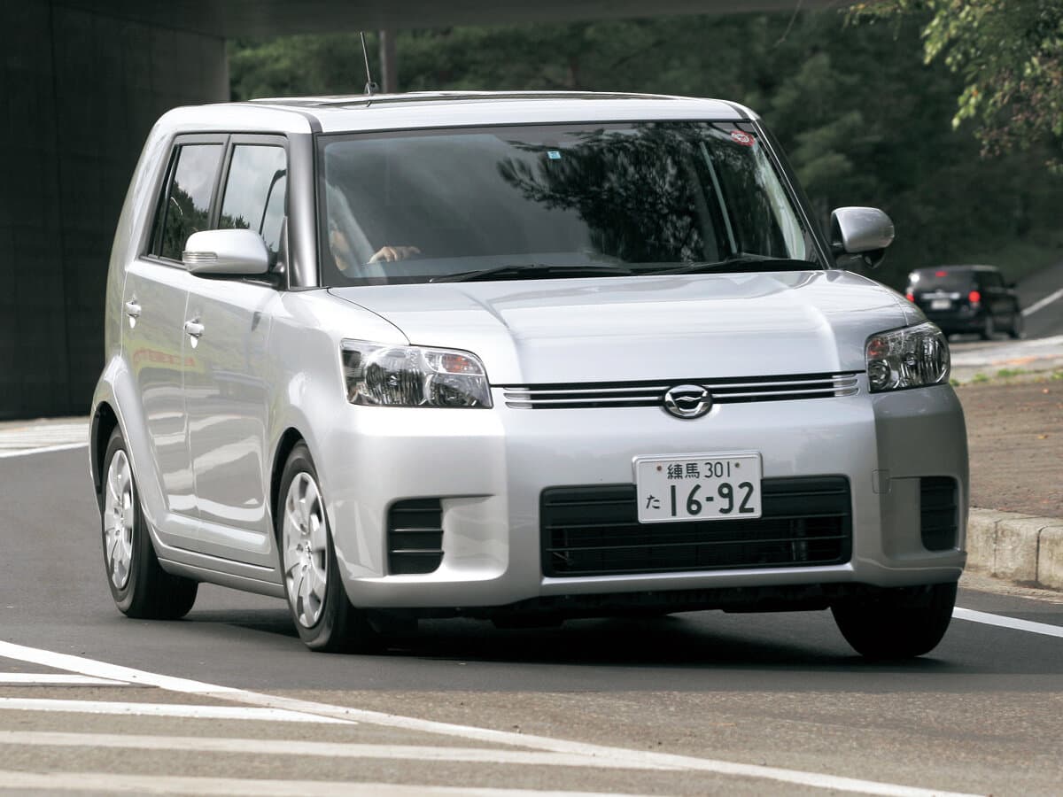 Toyota Corolla Rumion 2007 – 2016 — Öndən