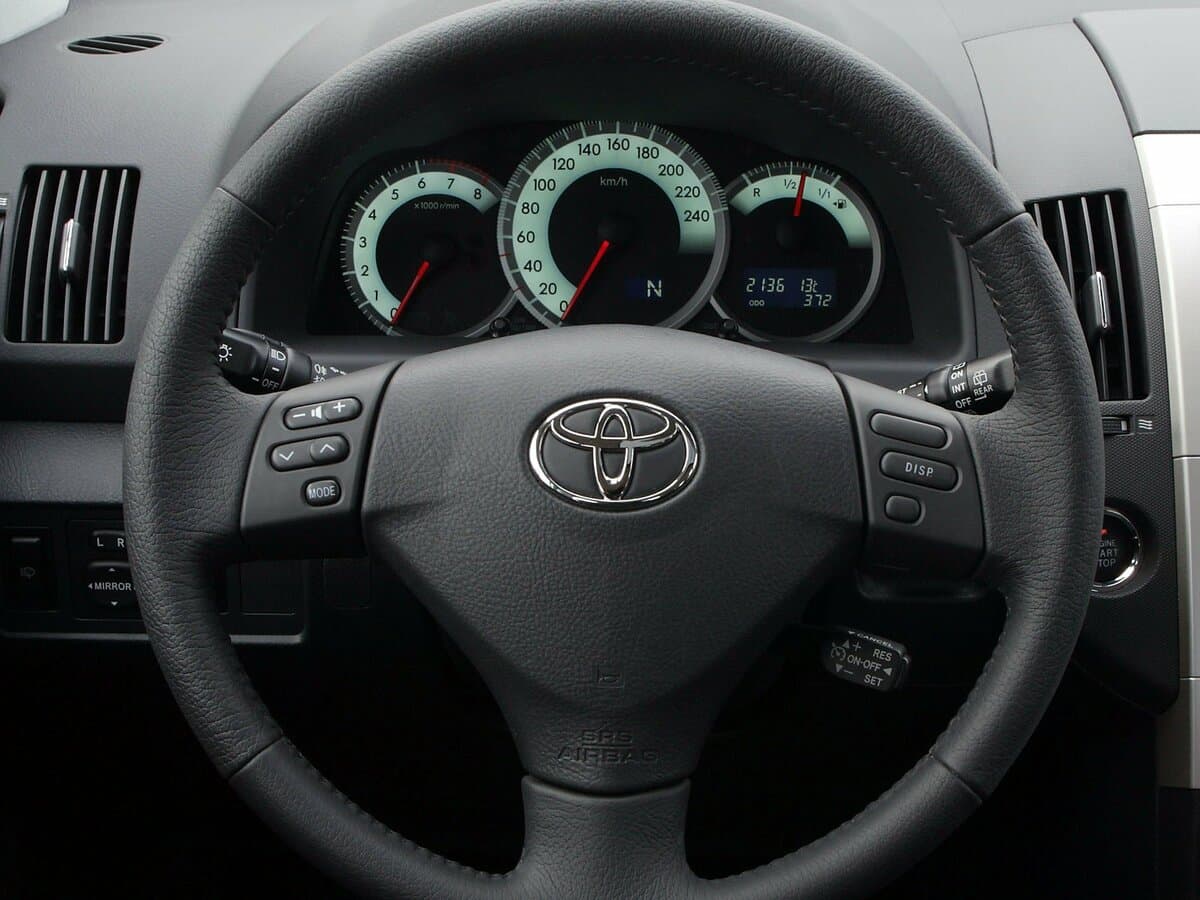 Toyota Corolla Verso I Restayling 2 — Sükan