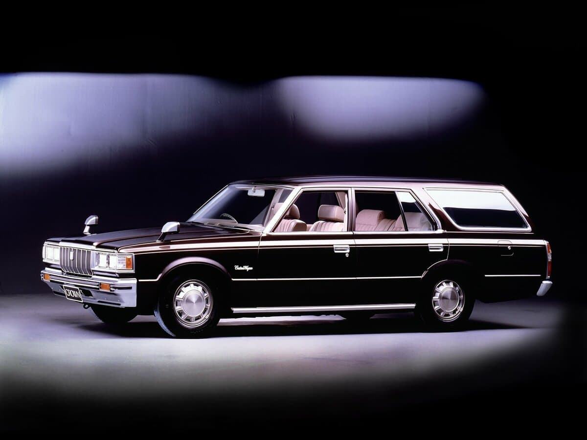 Toyota Crown VI (S110) — yandan görünüş