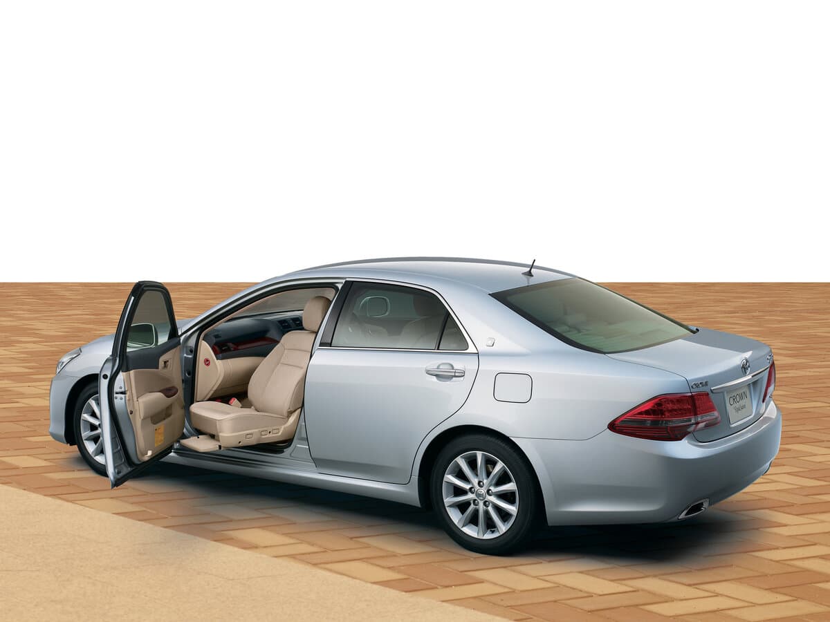 Toyota Crown XIII (S200) — Salon, öndən