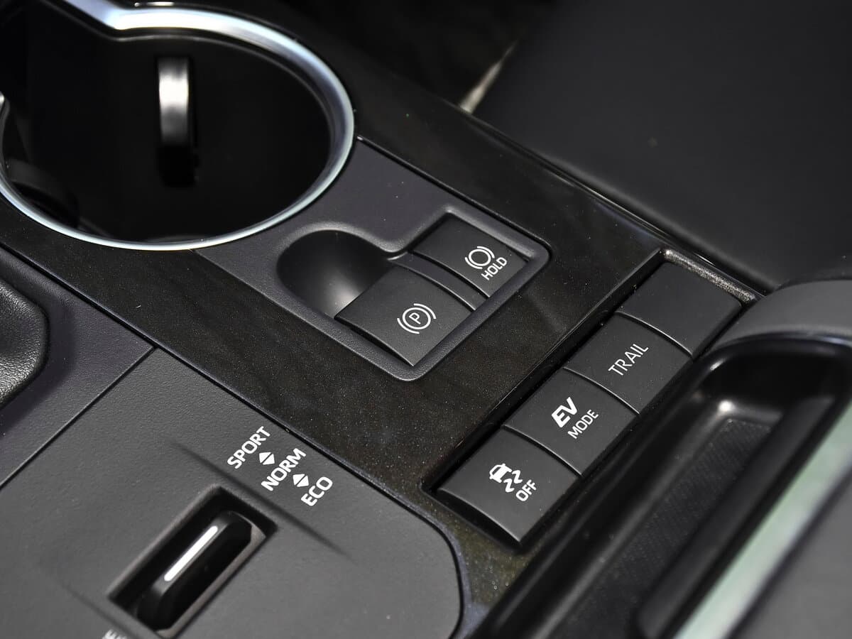 Toyota Crown Kluger 2021 – indiyədək — Salon, arxadan
