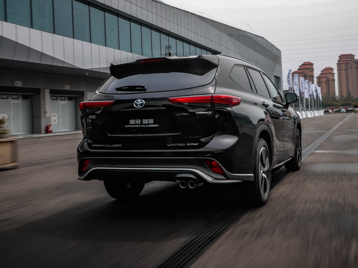 Toyota Crown Kluger 2021 – indiyədək — Arxadan