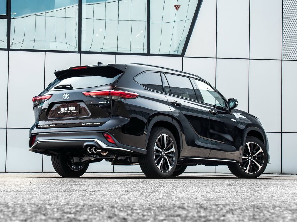 Toyota Crown Kluger 2021 – indiyədək — 3/4 arxadan