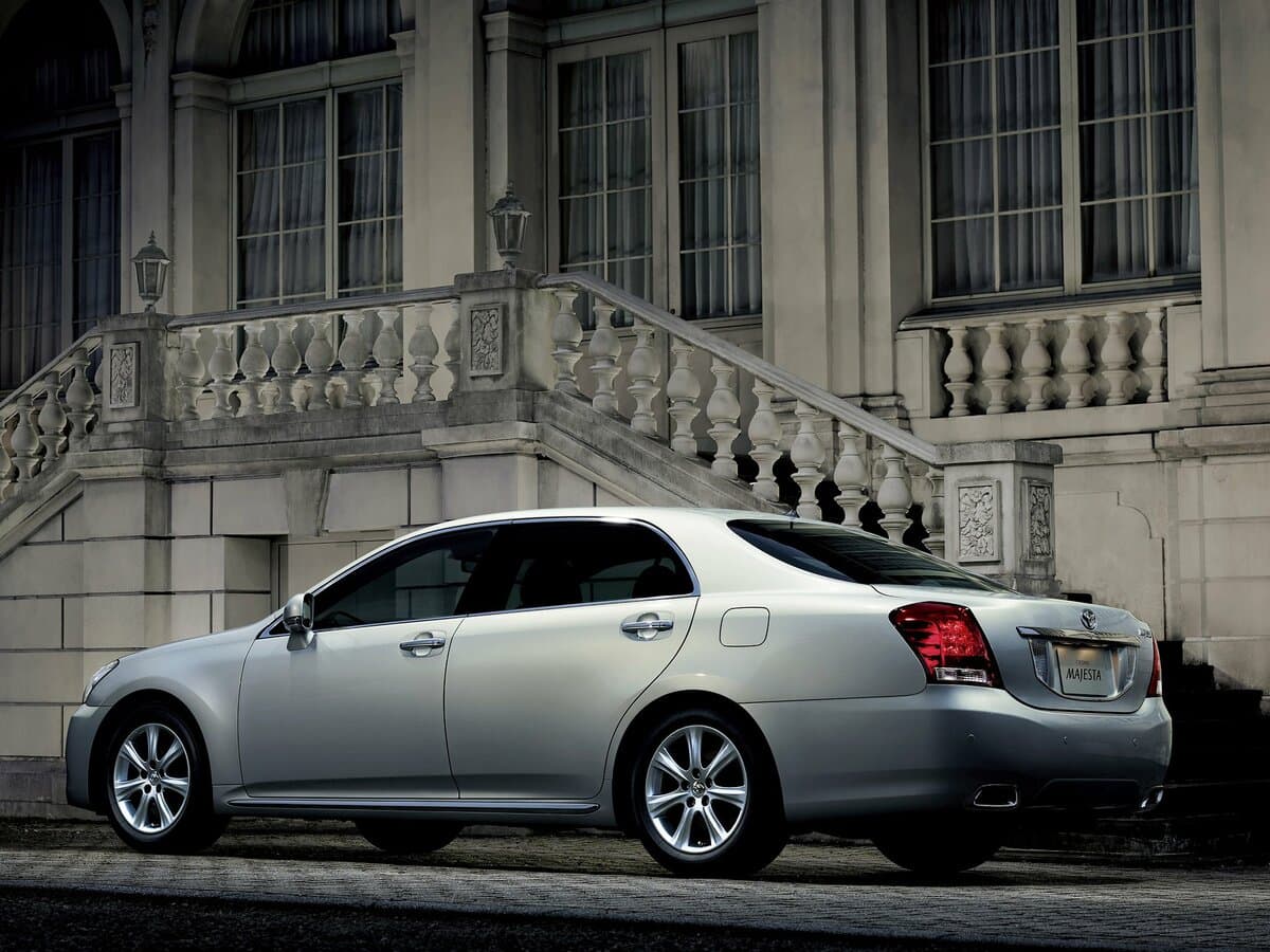 Toyota Crown Majesta V (S200) — 3/4 arxadan