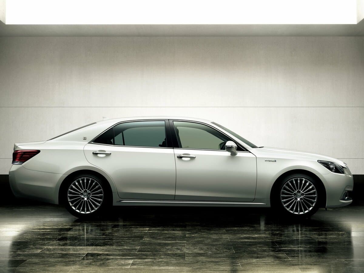 Toyota Crown Majesta VI (S210) — Yandan