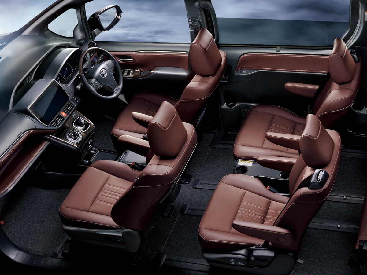 Toyota Esquire I Restayling — Salon, öndən