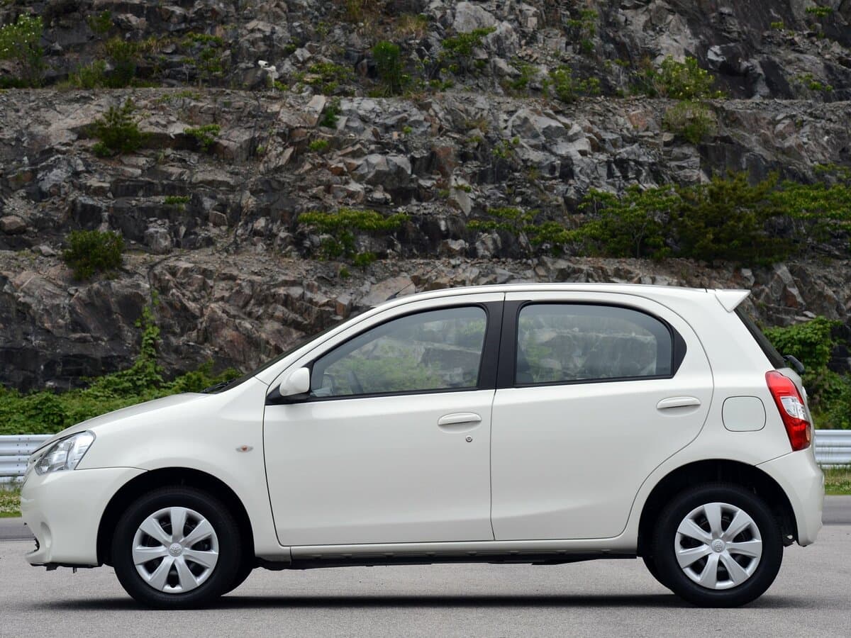 Toyota Etios I — Yandan