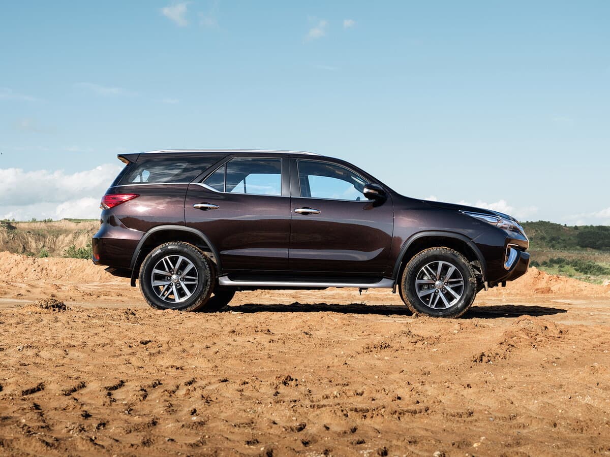 Toyota Fortuner II — Yandan