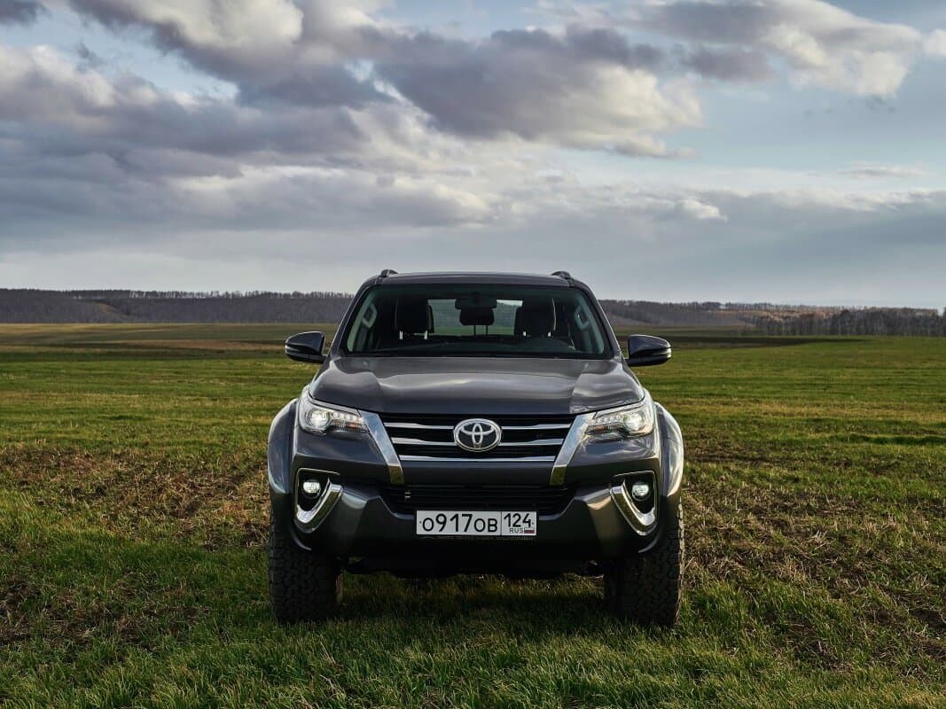 Toyota Fortuner II — Öndən