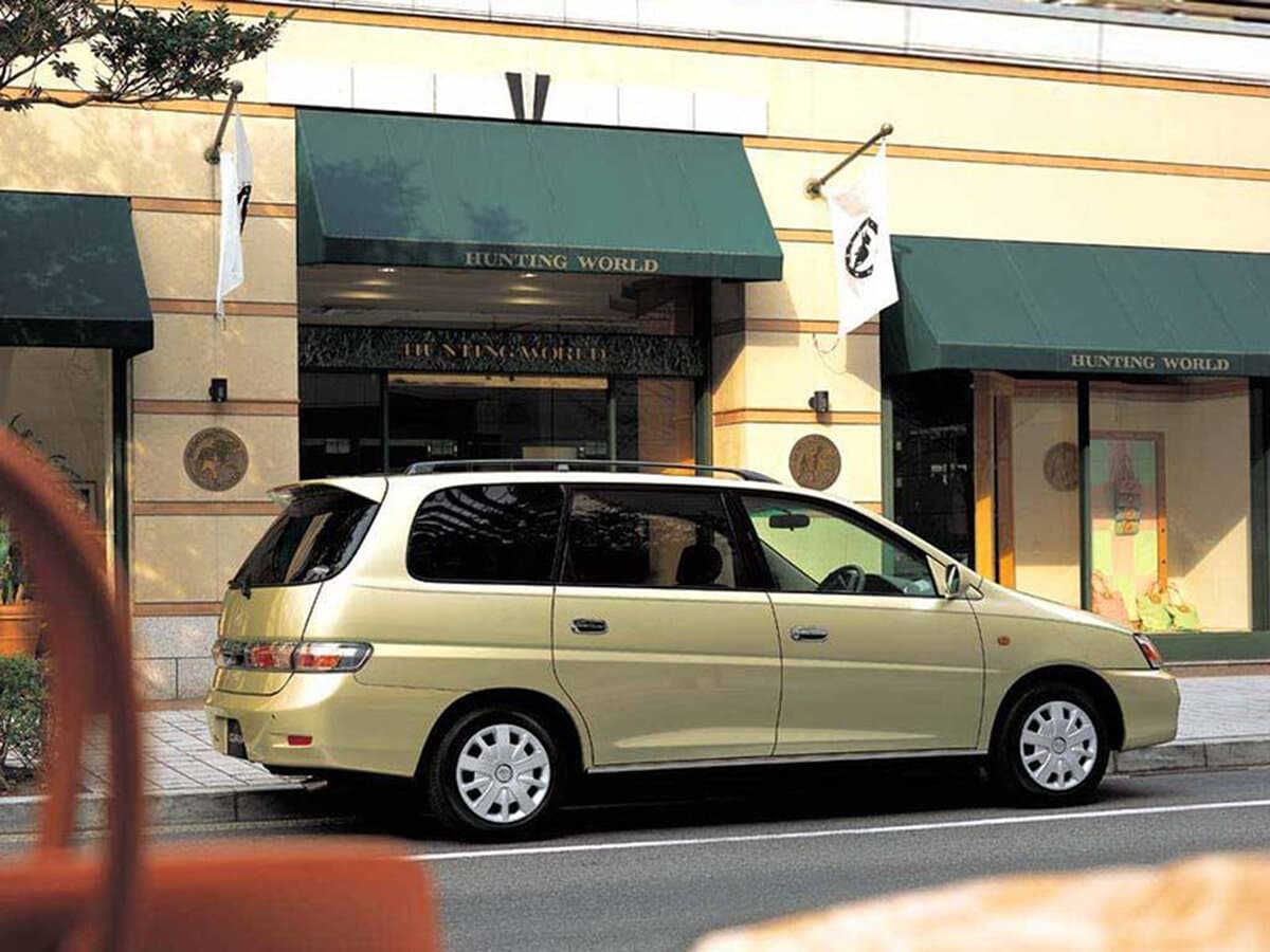 Toyota Gaia 1998 – 2004 — Yandan