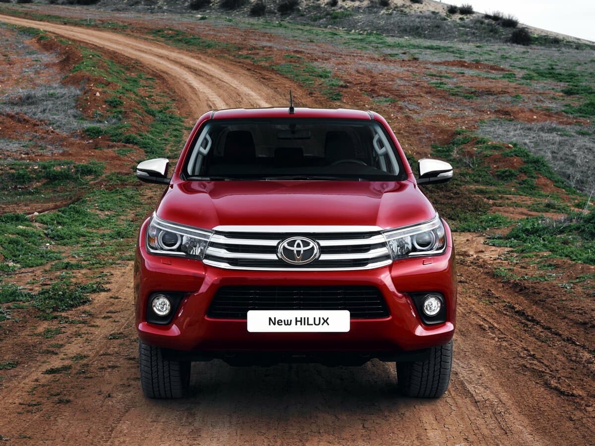 Toyota Hilux VIII — Öndən