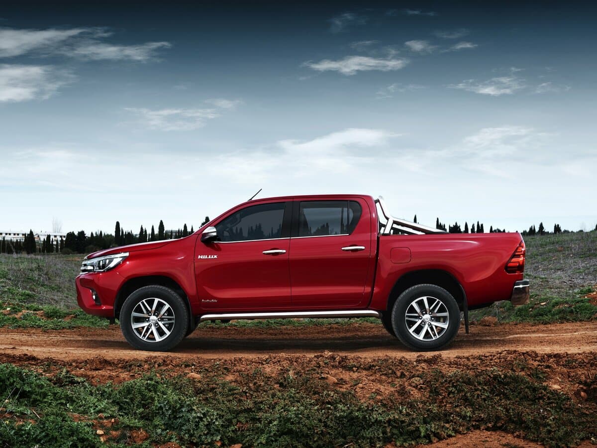 Toyota Hilux VIII — Yandan