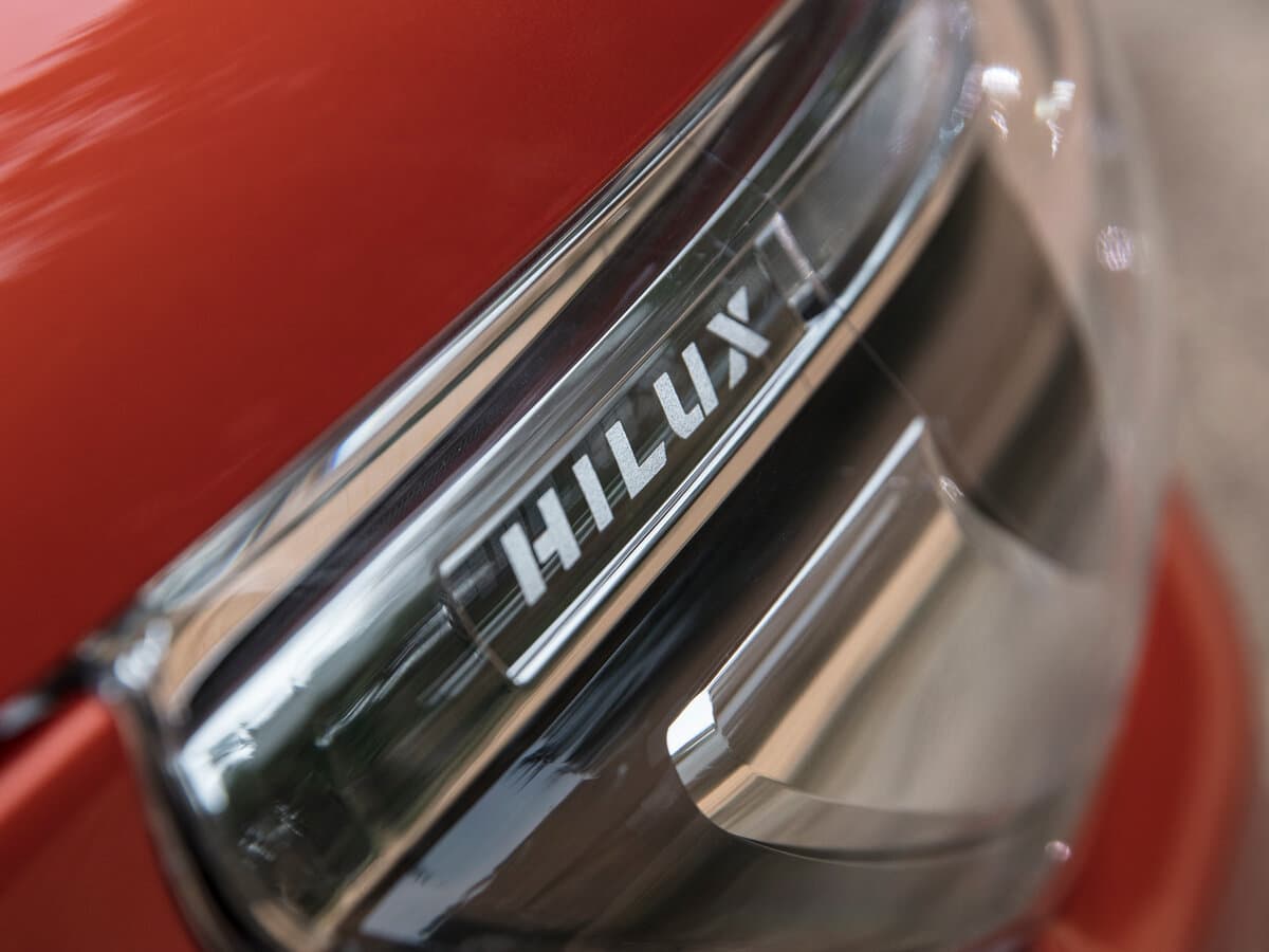 Toyota Hilux VIII Restayling — Salon, öndən