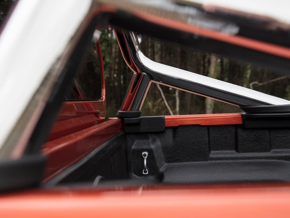 Toyota Hilux VIII Restayling — Salon, arxadan