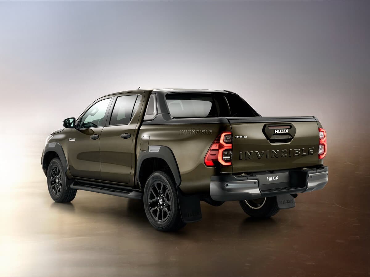 Toyota Hilux VIII Restayling 2 — 3/4 arxadan