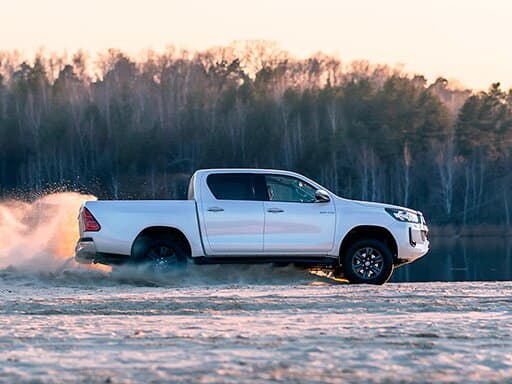 Toyota Hilux VIII Restayling 2 — Yandan