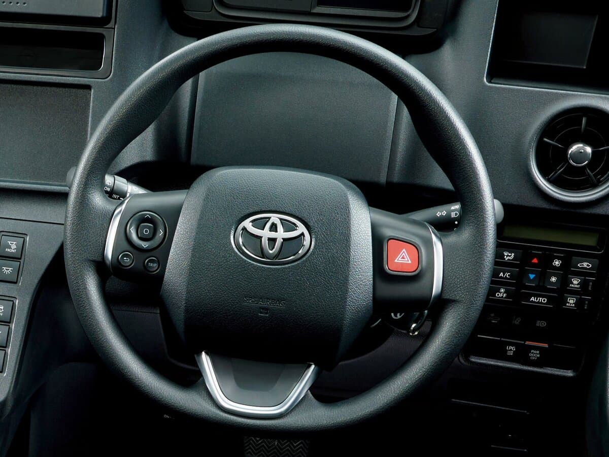 Toyota JPN Taxi 2017 – indiyədək — Sükan