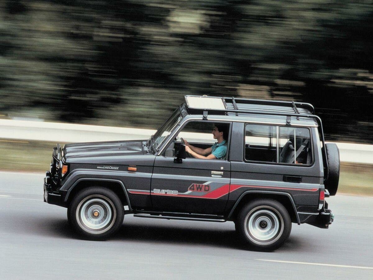Toyota Land Cruiser 70 Series — Yandan