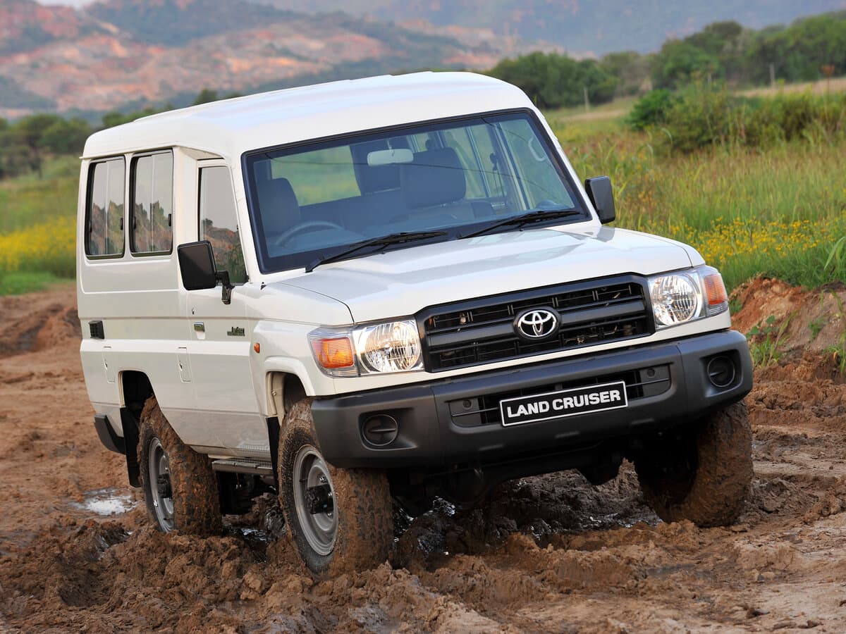 Toyota Land Cruiser 70 Series Restayling 1 — Öndən