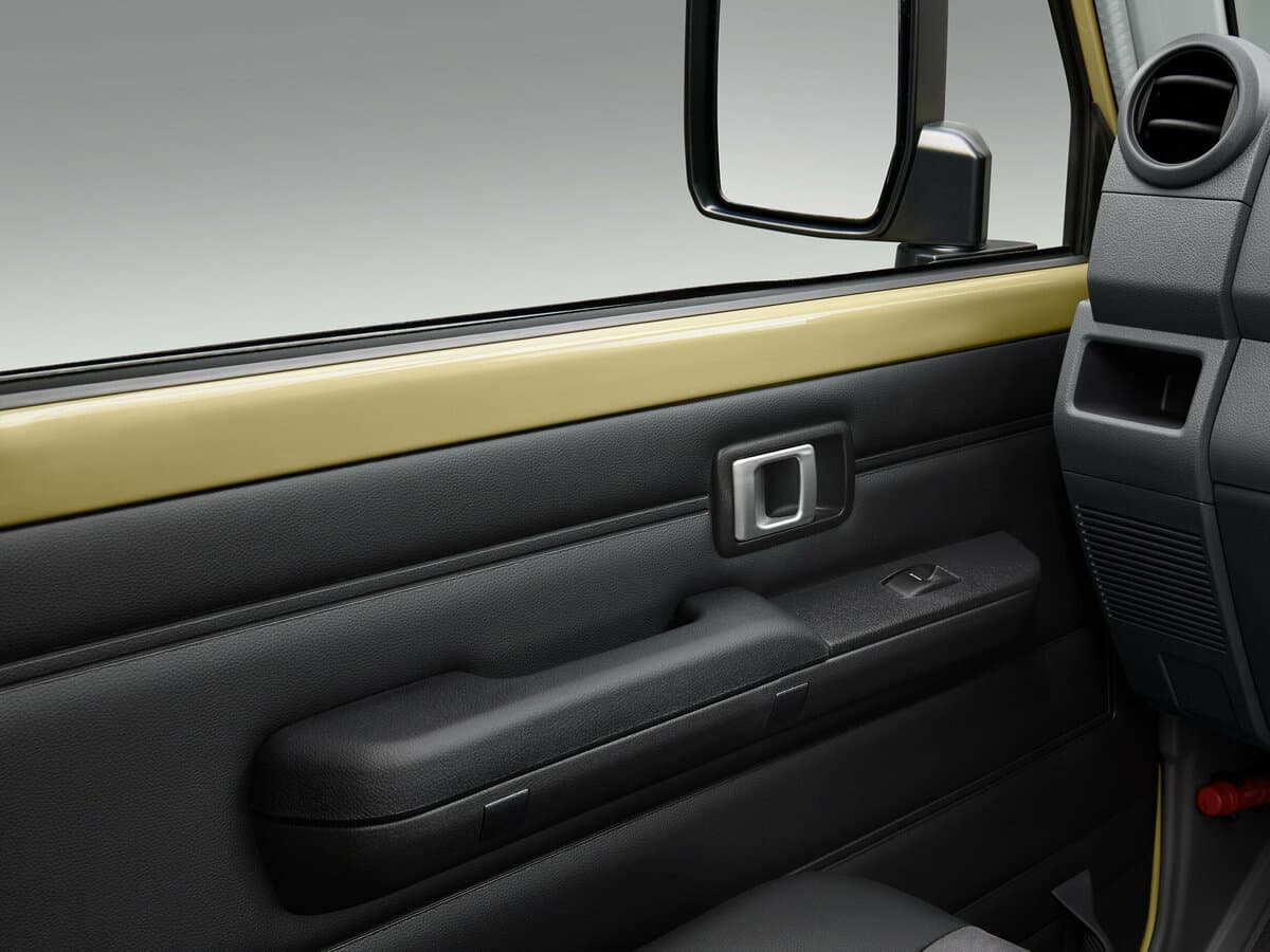 Toyota Land Cruiser 70 Series Restayling 2 — Qapı