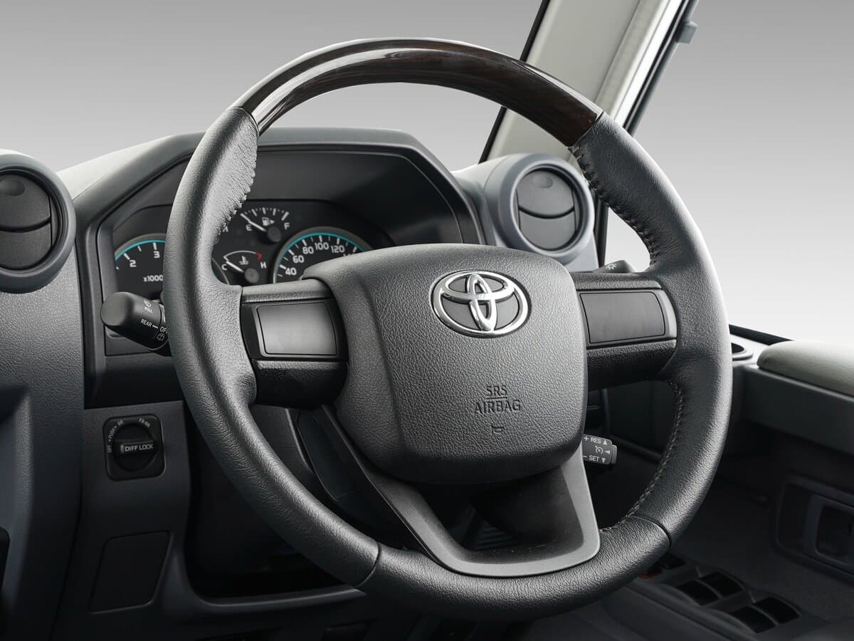 Toyota Land Cruiser 70 Series Restayling 2 — Sükan