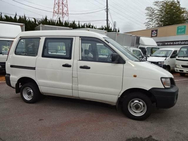 Toyota Lite Ace V — Yandan