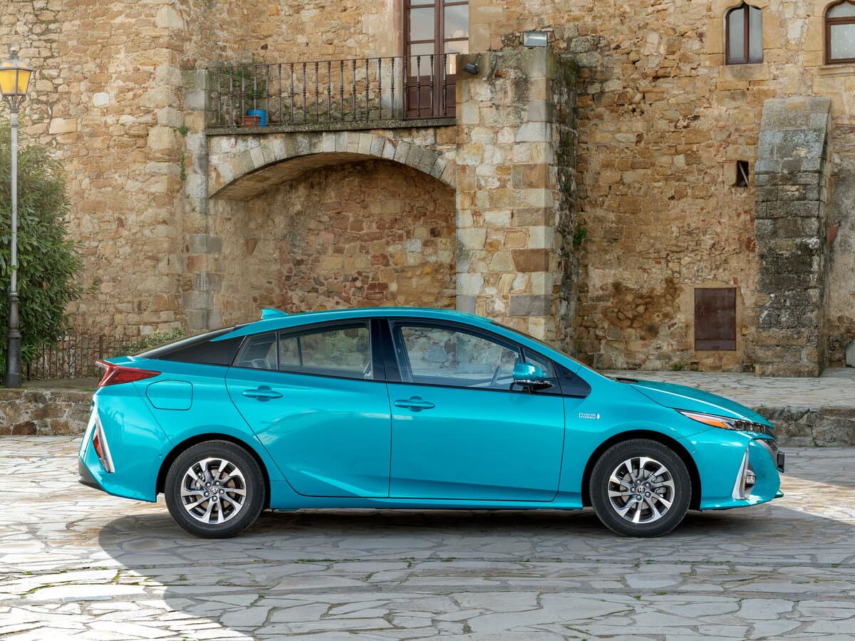Toyota Prius IV (XW50) — Yandan