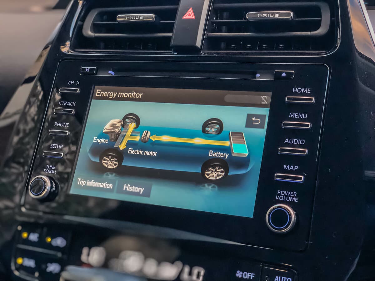 Toyota Prius IV Restayling (XW50) — Salon, öndən