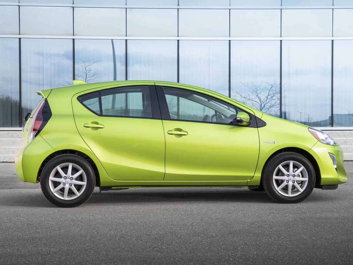 Toyota Prius c I Restayling — Yandan