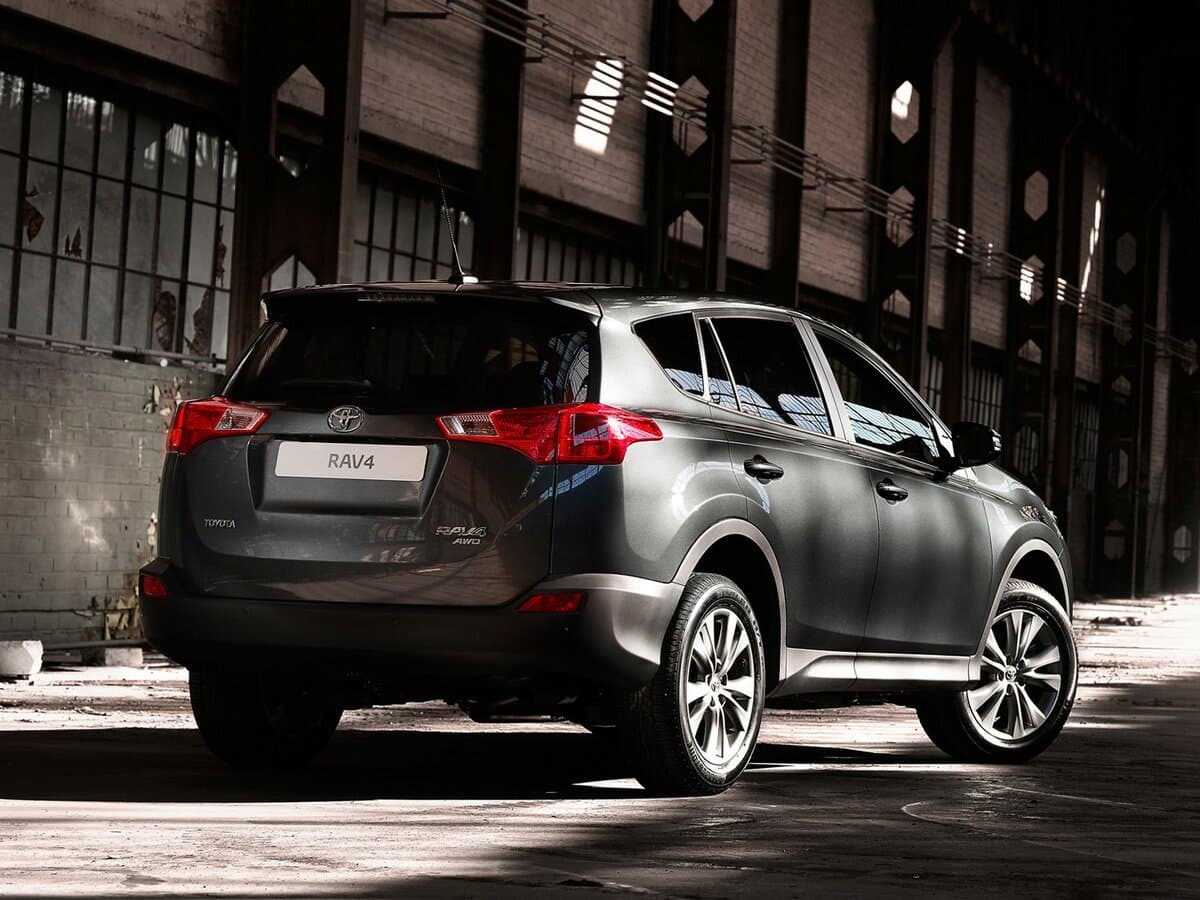 Toyota RAV4 IV (XA40) — 3/4 arxadan