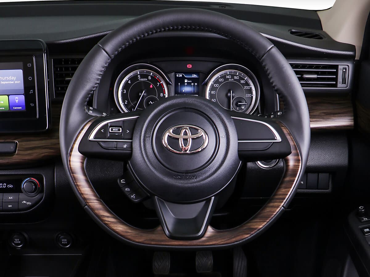 Toyota Rumion I — Sükan