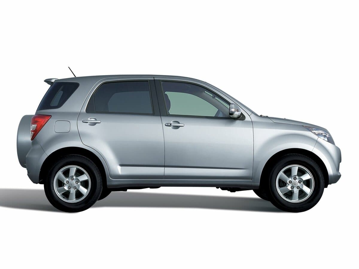 Toyota Rush I — Yandan