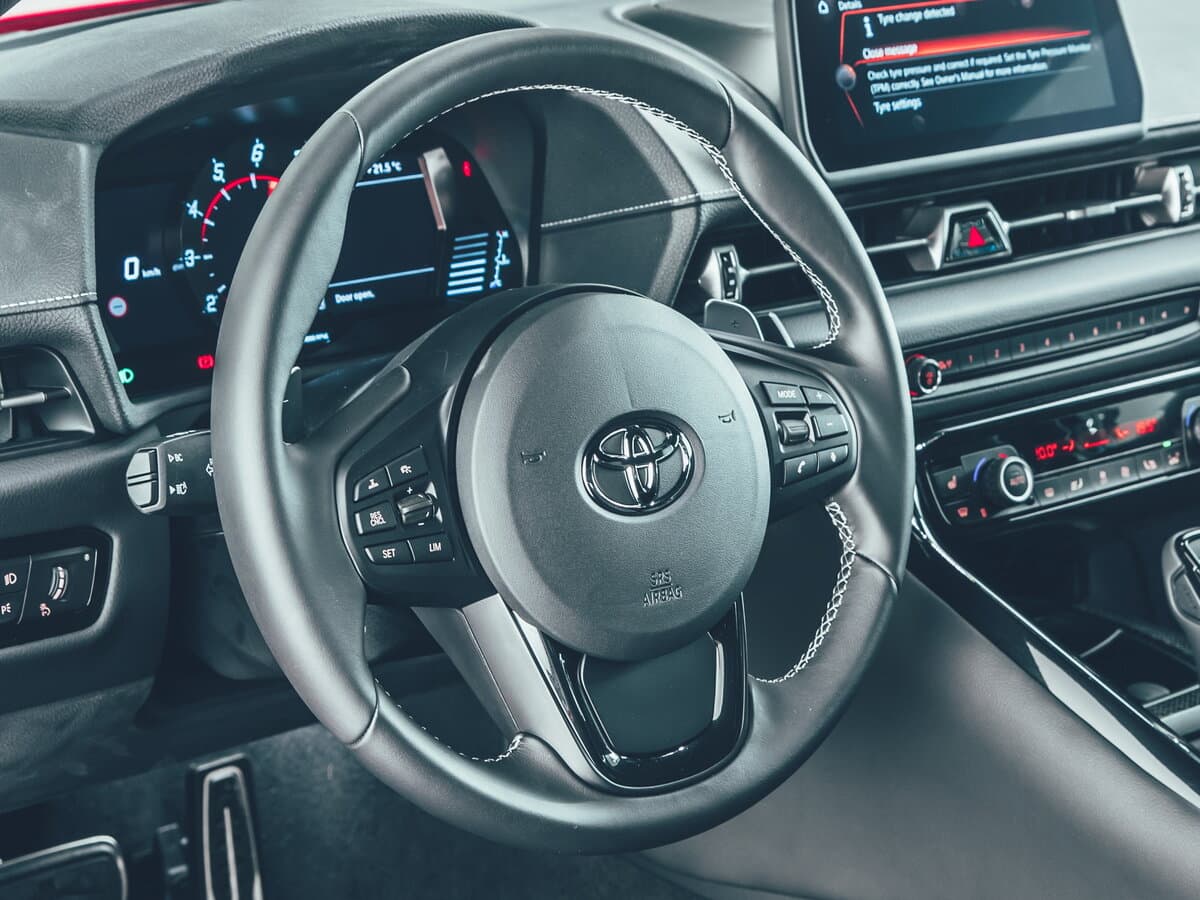 Toyota Supra V (A90) — Sükan