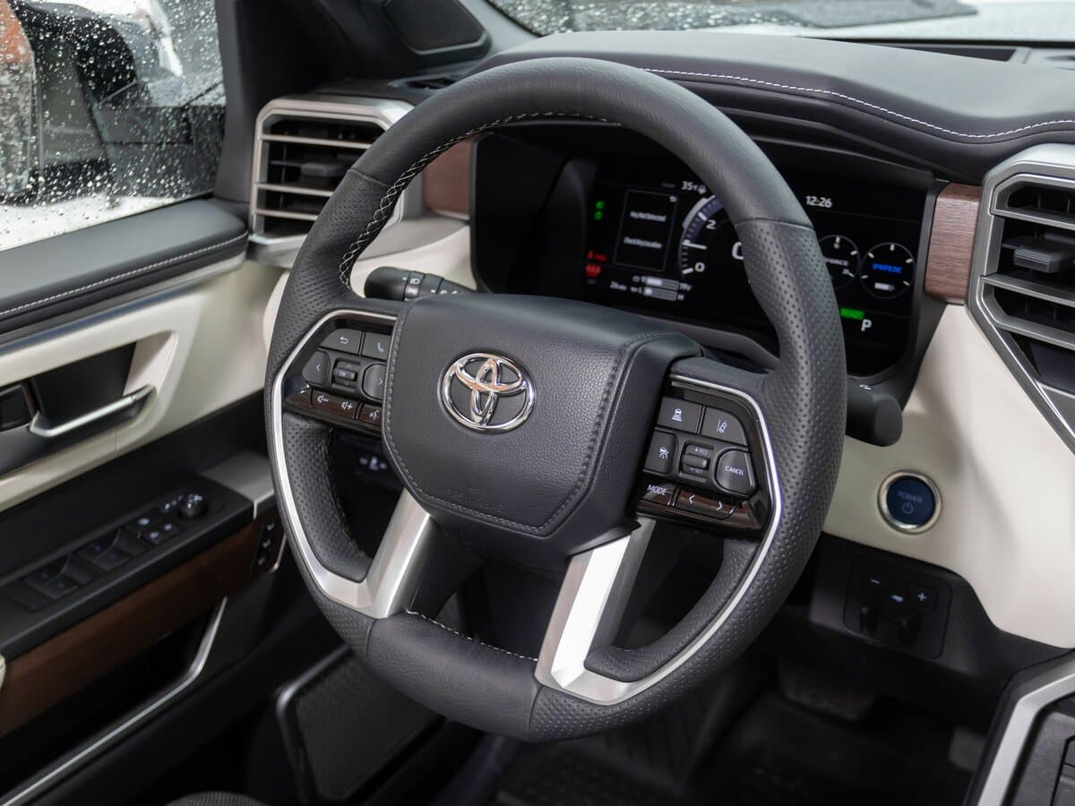 Toyota Tundra III — Sükan