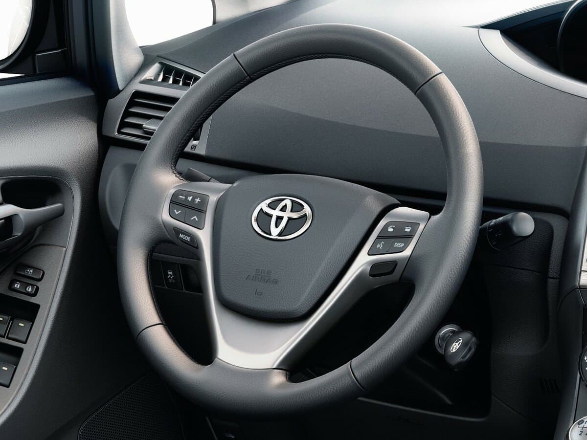 Toyota Verso I — Sükan
