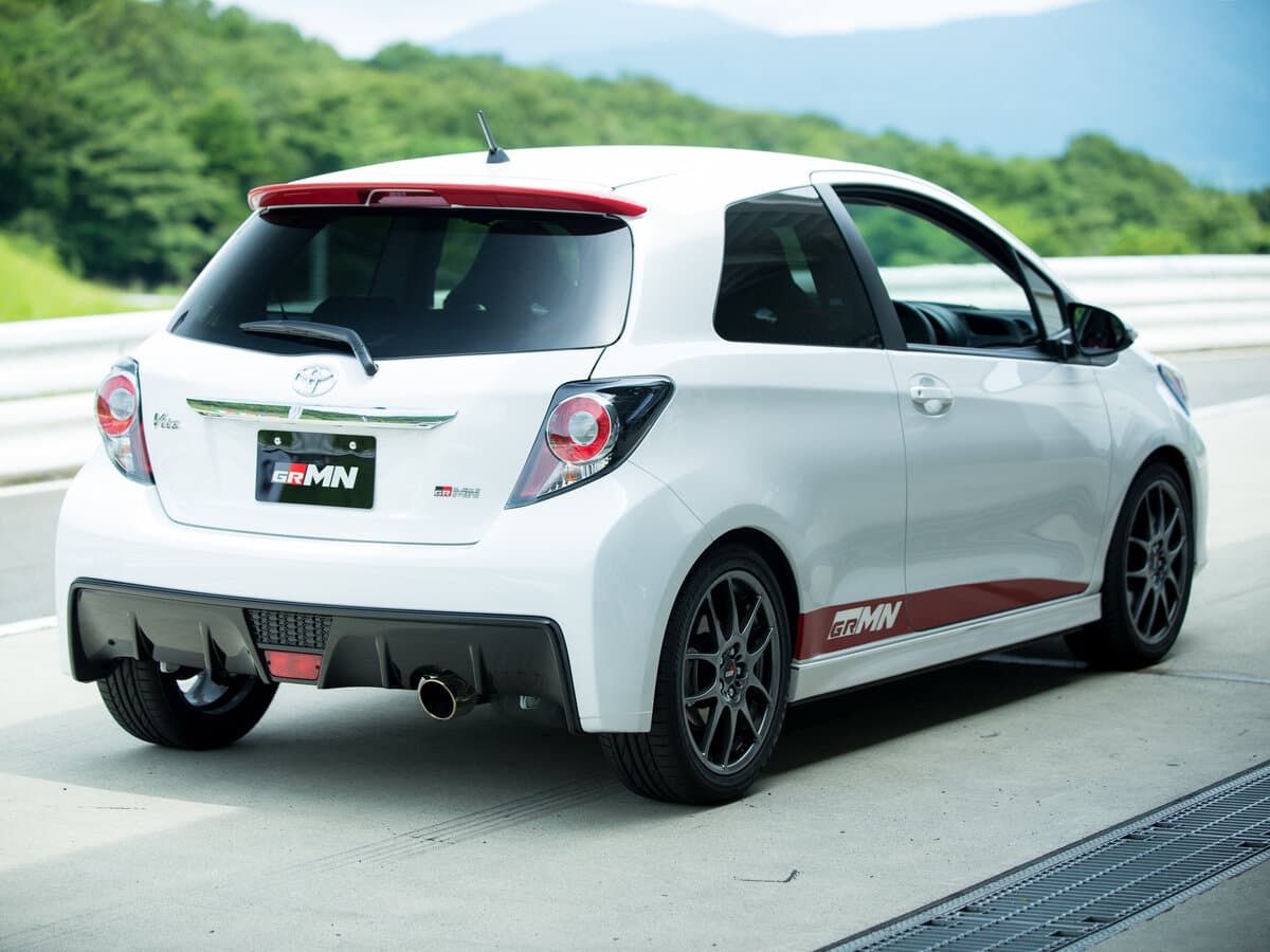 Toyota Vitz III (XP130) — 3/4 arxadan