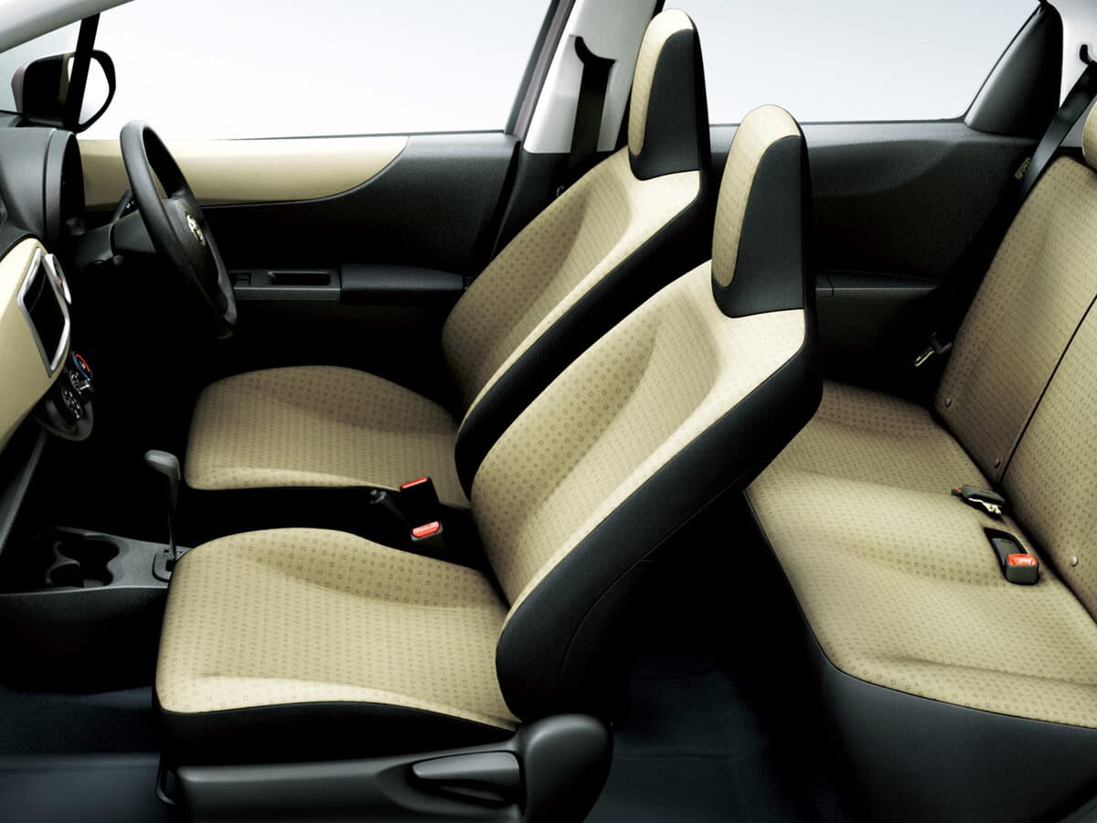 Toyota Vitz III (XP130) — Salon, öndən