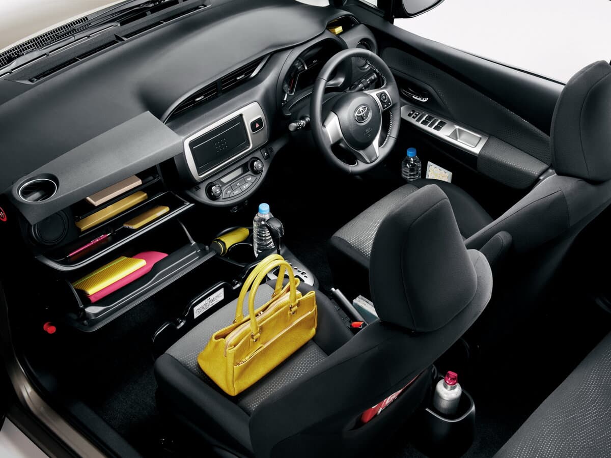 Toyota Vitz III (XP130) Restayling — Salon, öndən