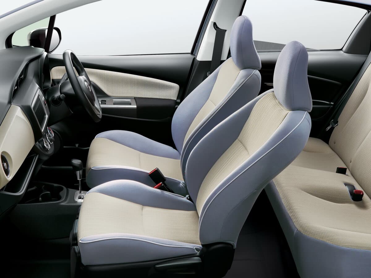 Toyota Vitz III (XP130) Restayling — Salon, arxadan