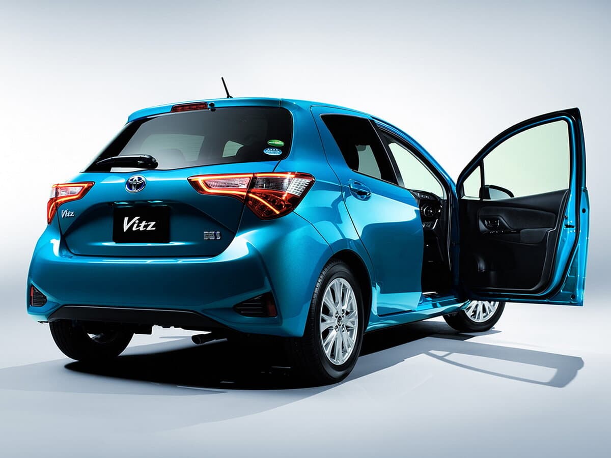 Toyota Vitz III (XP130) Restayling 2 — 3/4 arxadan