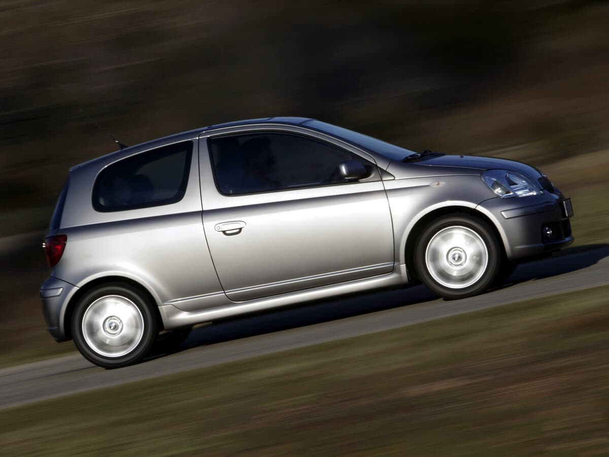 Toyota Yaris I Restayling — Yandan