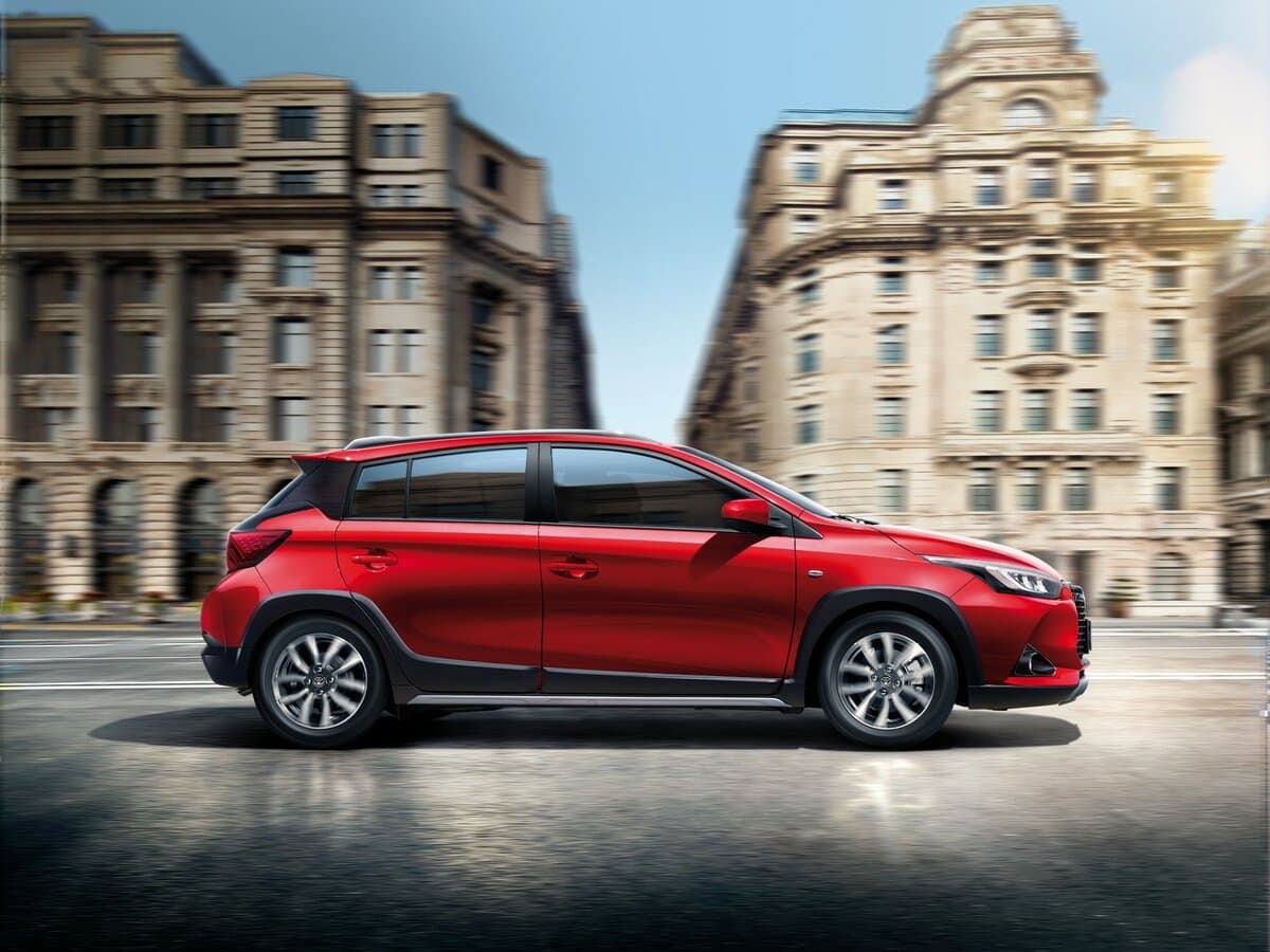 Toyota Yaris XP150 Restayling — Yandan