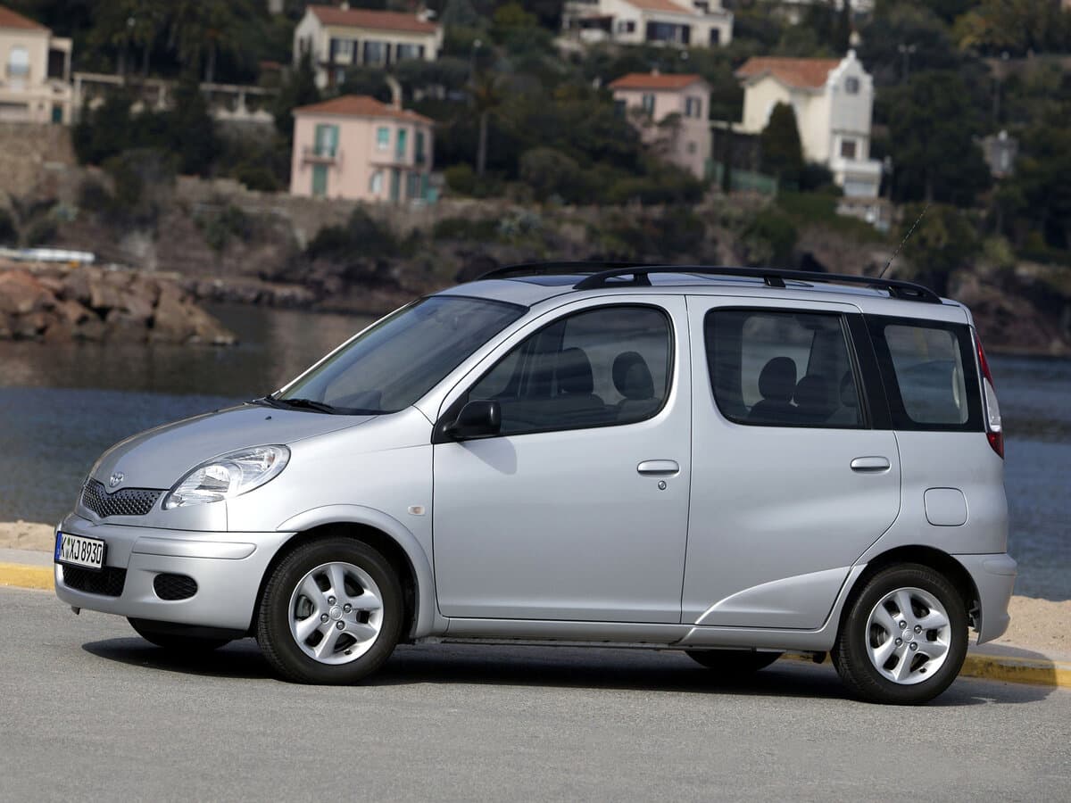 Toyota Yaris Verso 1999 – 2006 — Yandan