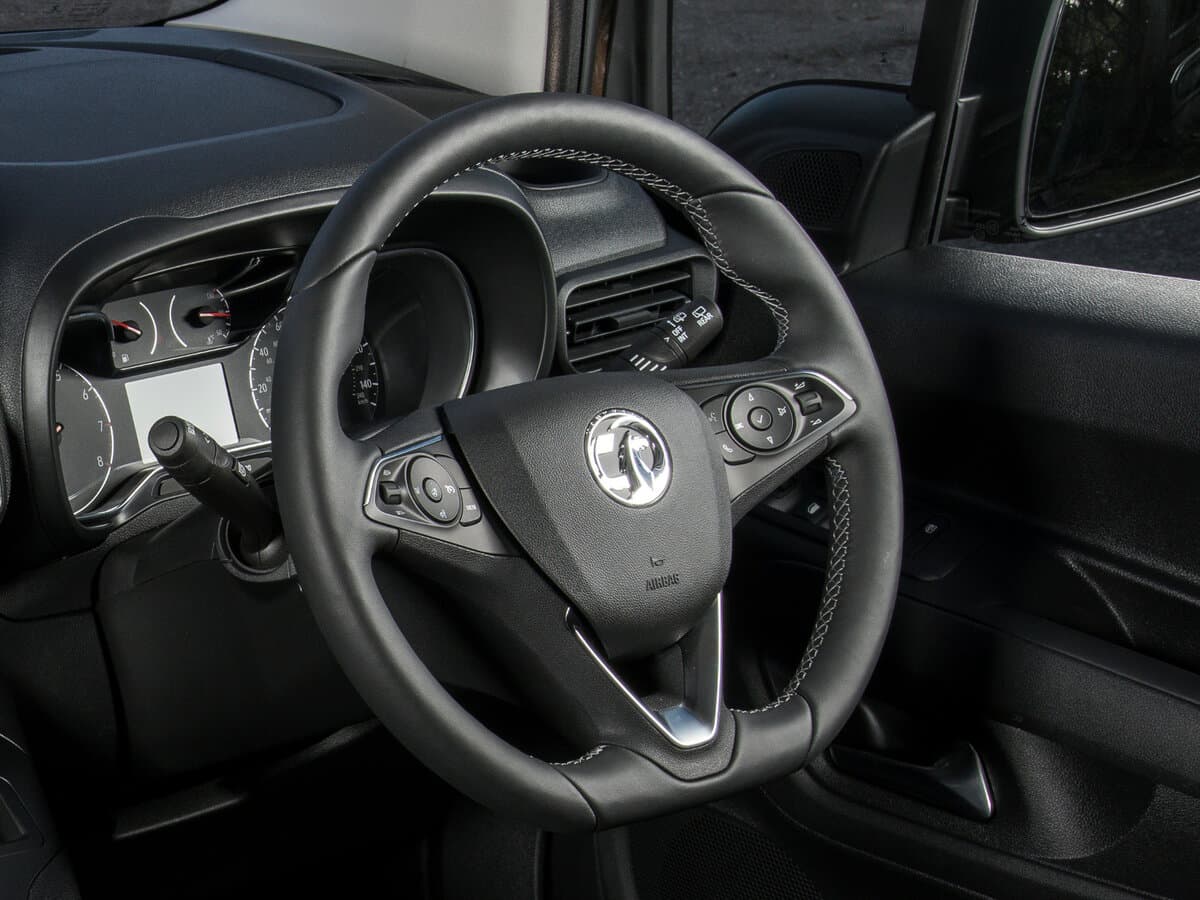 Vauxhall Combo E — Sükan