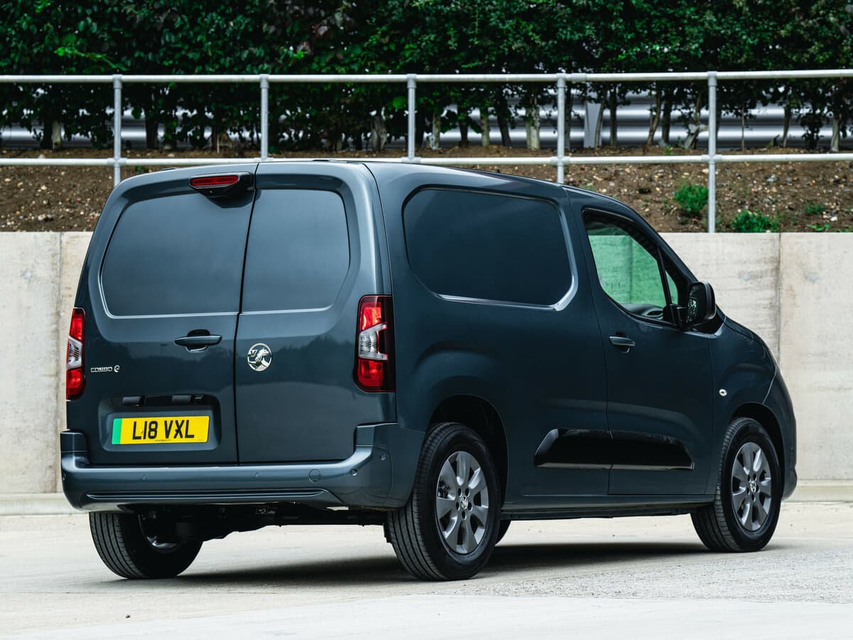 Vauxhall Combo E Restayling — 3/4 arxadan
