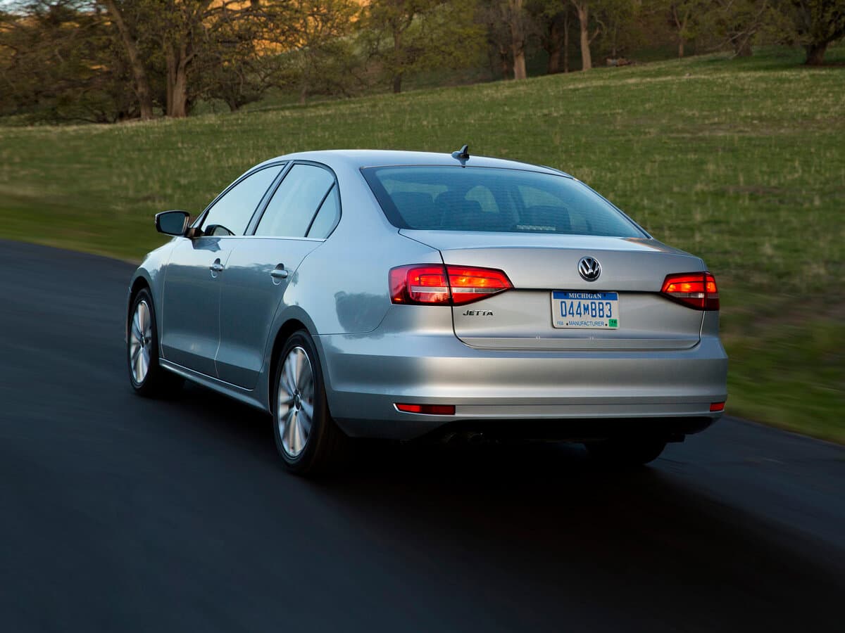 Volkswagen Jetta VI Restayling — 3/4 arxadan