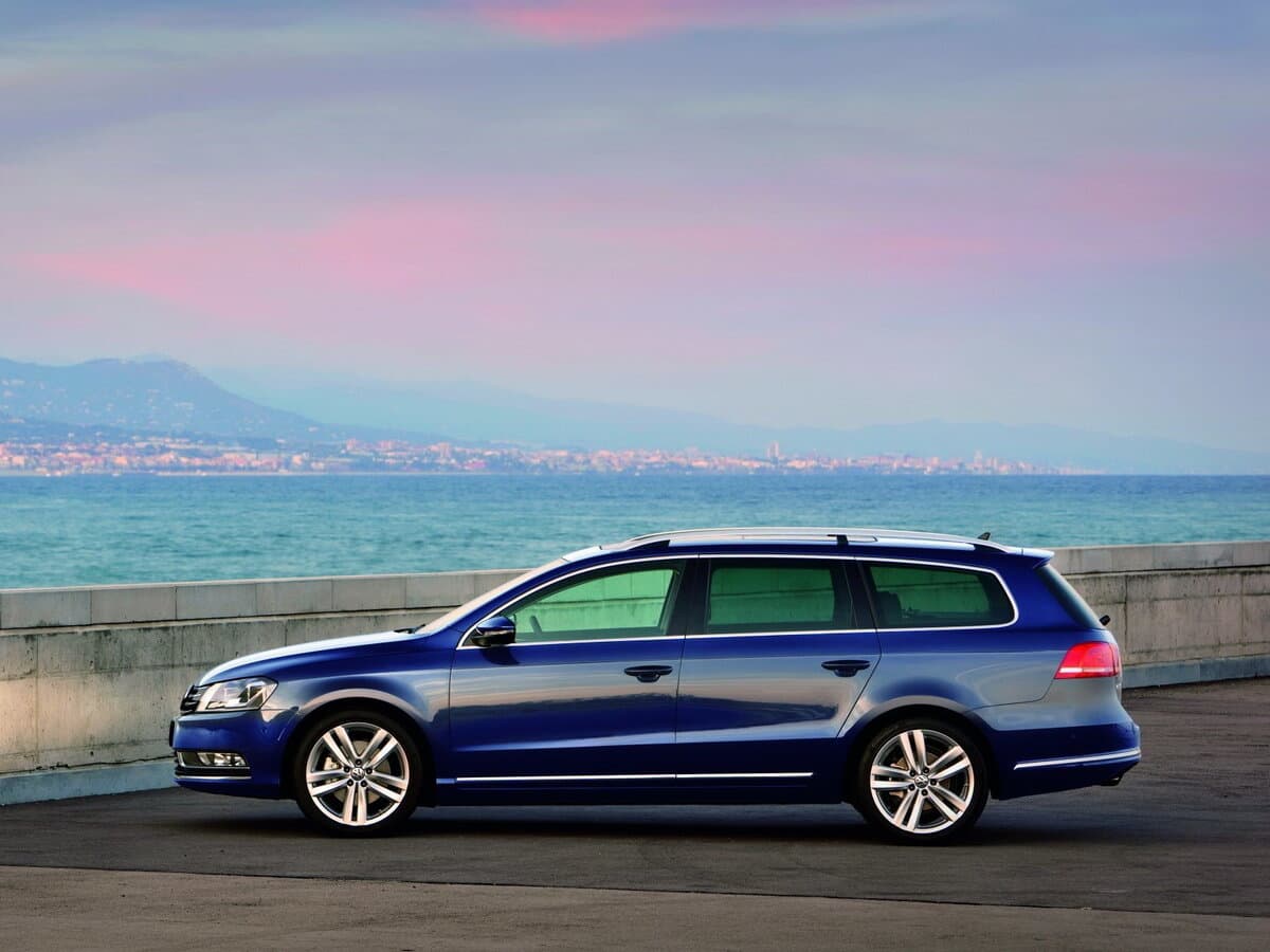 Volkswagen Passat B7 — Yandan