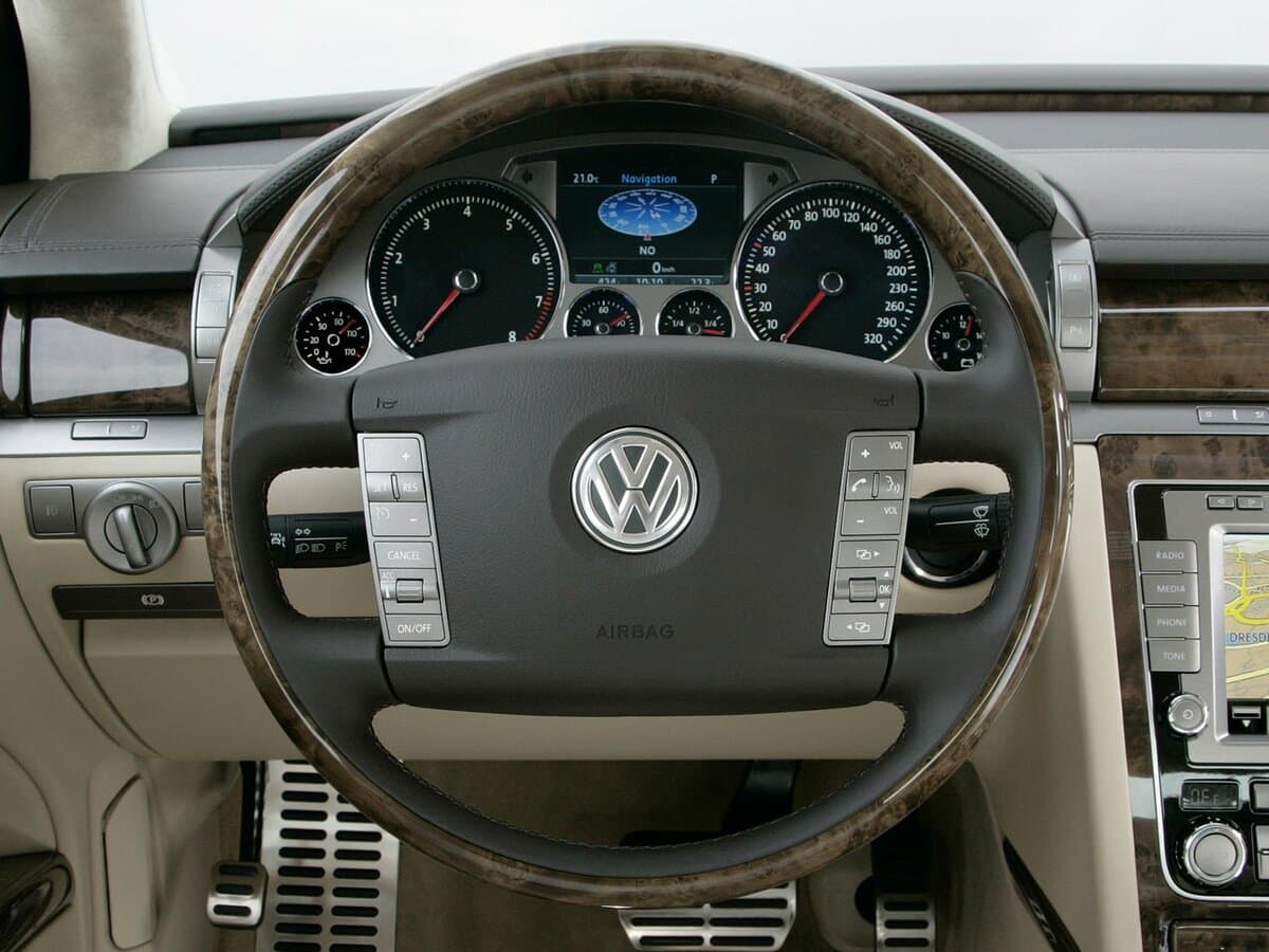 Volkswagen Phaeton I — Sükan