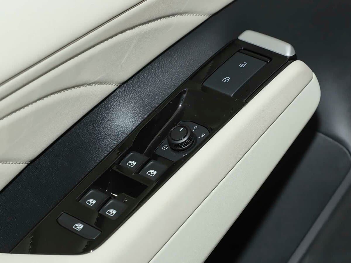 Volkswagen Sagitar IV — Qapı
