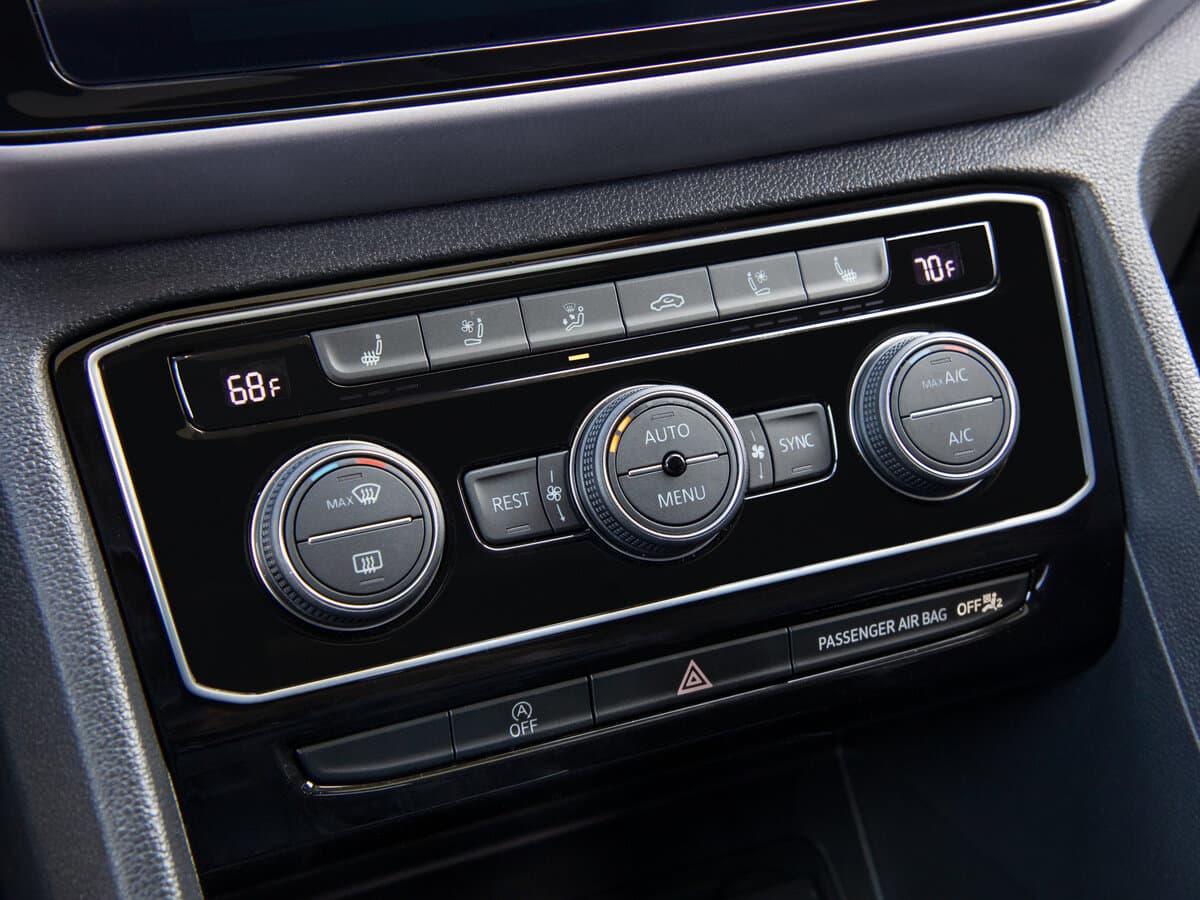Volkswagen Teramont I Restayling — Salon, arxadan